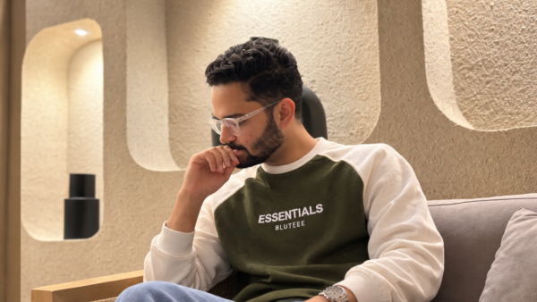 5fdd34ef-e511-42c0-bb4d-1c0b13671467 BLUTEEE_essentials Sweatshirt olive X white