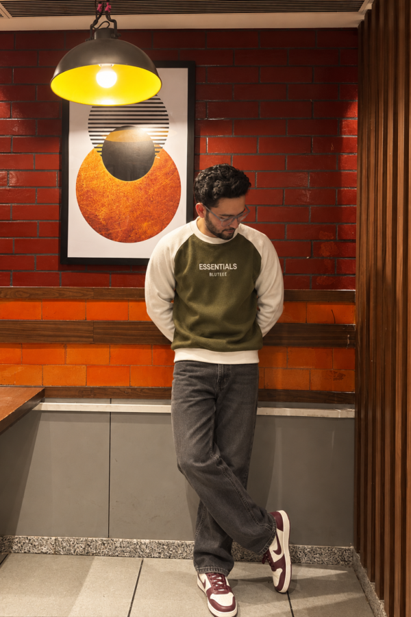 db08b847-6d10-4250-91c7-dda9c86bbf14 BLUTEEE_essentials Sweatshirt olive X white